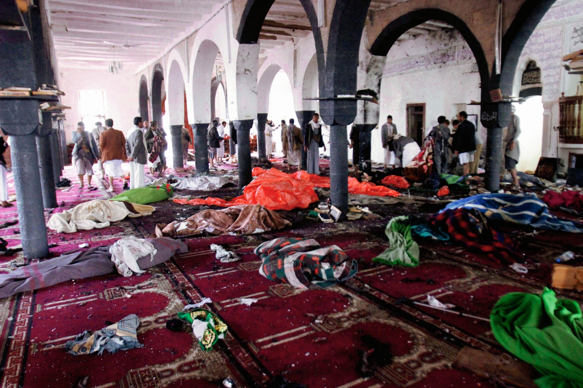 Cuerpos de personas muertas en el atentado en Saná, Yemen(Foto Prensa Libre:AP)