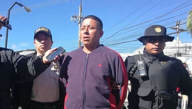 El guardia de seguridad Juan Sarat fue capturado en la 27 avenida de la zona 3 de Xela. (Foto Prensa Libre: Fred Rivera)