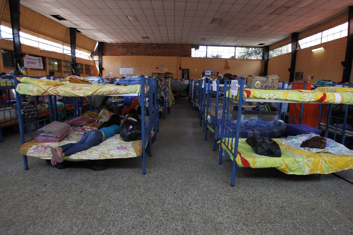 Damnificados de El Cambray 2, permanecen en albergue habilitado en el salón municipal de Santa Catarina Pinula. (Foto Prensa Libre: Hemeroteca PL)