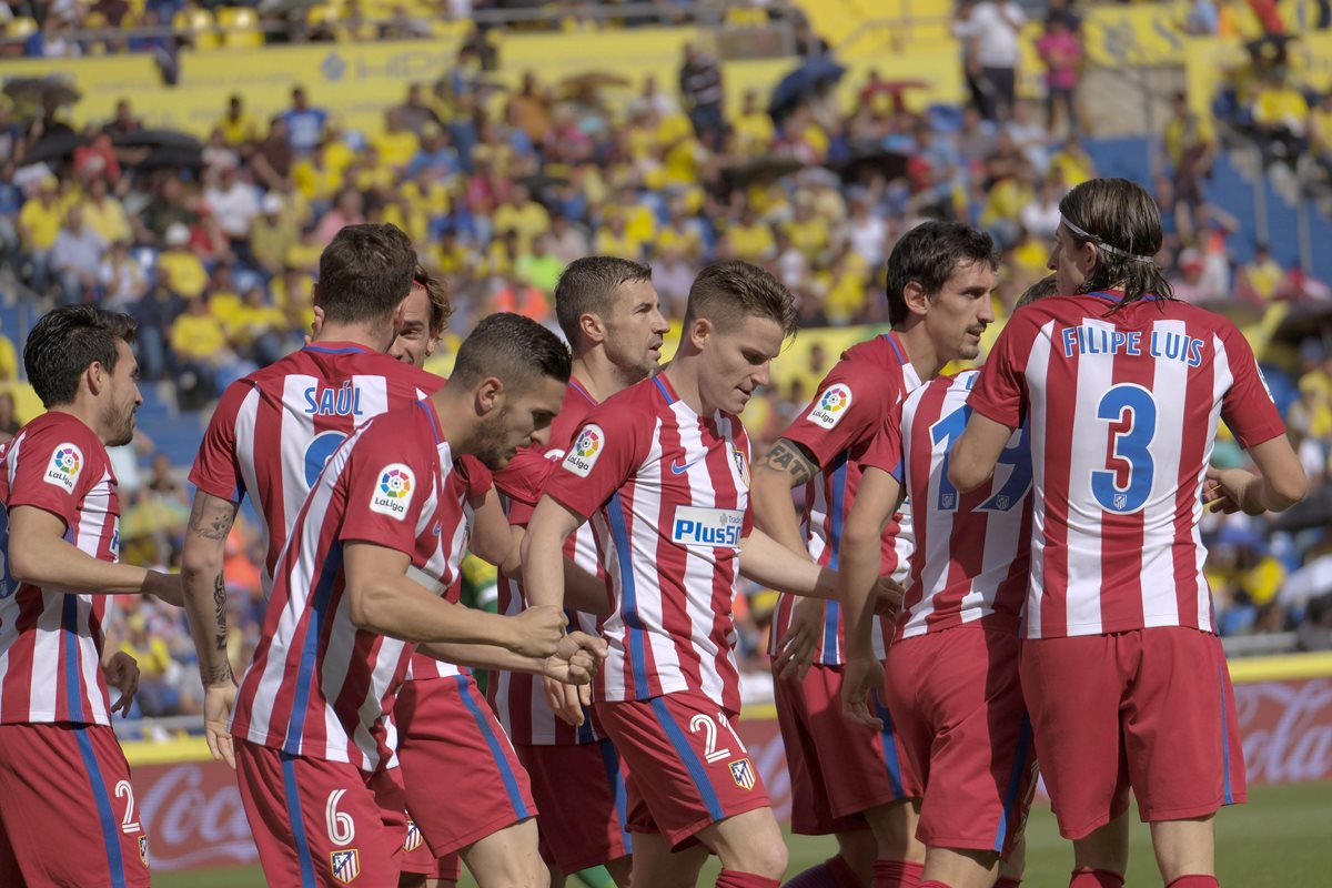 Los jugadores del Atlético de Madrid festejan luego de una anotación frente a Las Palmas. (Foto Prensa Libre: EFE)