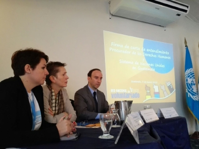 Representantes del residente de la ONU y Jorge de León, procurador DD. HH. suscriben acuerdo.  (Foto Prensa Libre: E. Bercian).