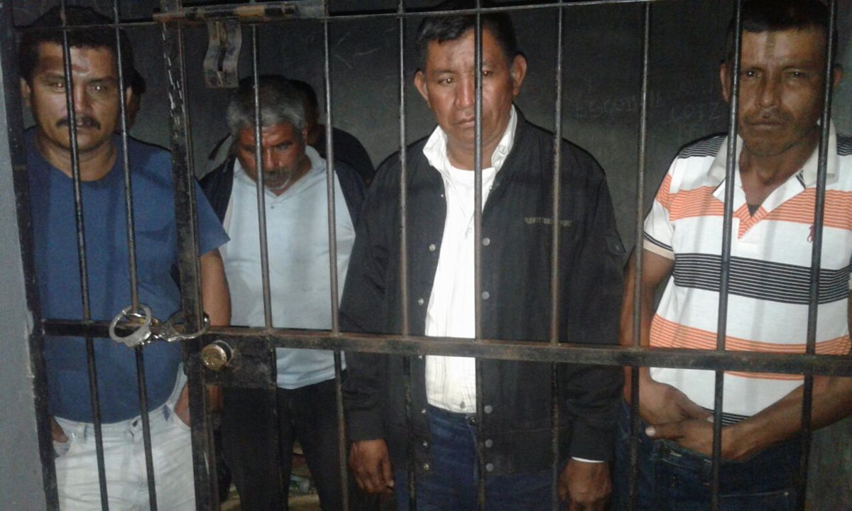 Los cuatro capturados que transportaban la madera de manera ilegal. (Foto Prensa Libre: Rigoberto Escobar)