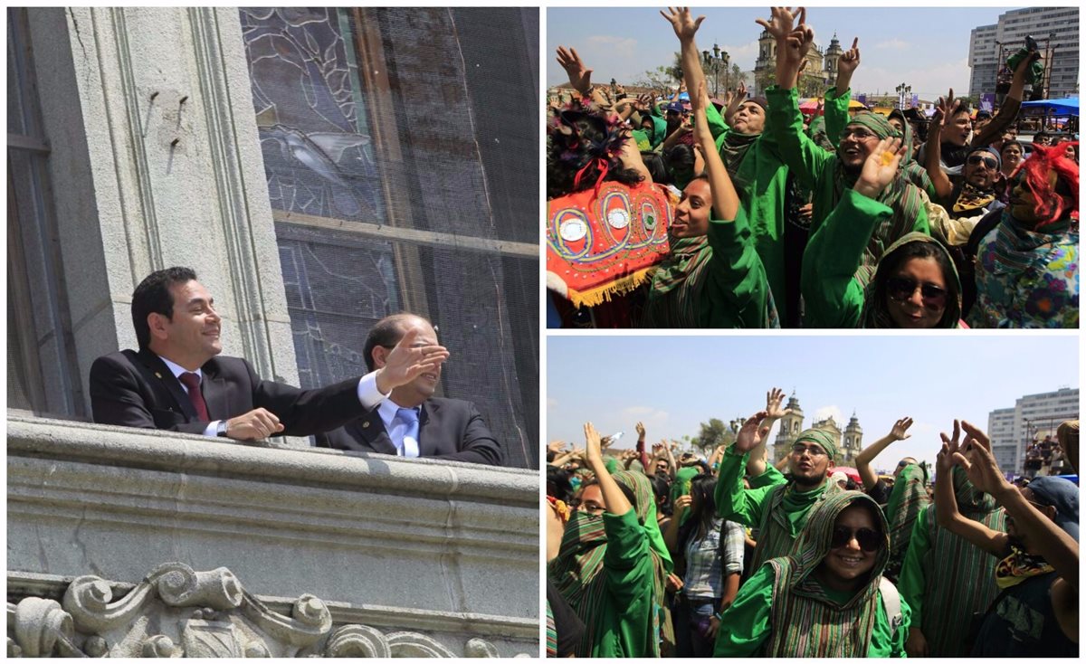 El presidente Jimmy Morales saluda desde el palco del Palacio Nacional a estudiantes de la facultad de Agronomía de la Usac que le gritan consignas durante el desfile bufo. (Foto Prensa Libre: Edwin Bercián)