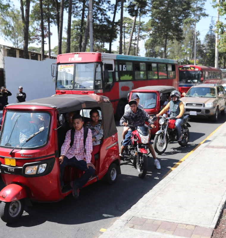 Los mototaxis viajaron llenos hacia el Periférico por la falta de buses. (Foto Prensa Libre: Érick Ávila)