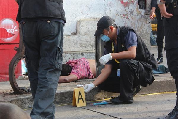 Las autoridades consideran que las víctimas fueron muertas en otro lugar y dejadas luego en la zona 1. (Foto Prensa Libre: Danilo Lopez)<br _mce_bogus="1"/>