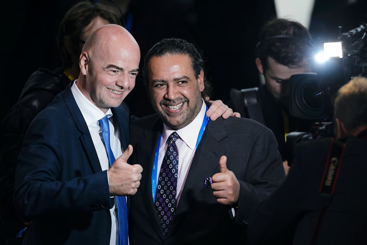 Ahmad al-Fahad Al-Sabah junto a Gianni Infantino en febrero de 2016. (Foto Prensa Libre: AFP)