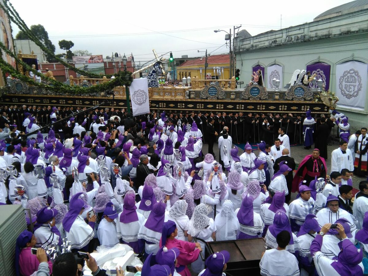Jesús Nazareno de Candelaria a su salida del templo a las 6.15 de la mañana, se espera su ingreso a la 1 de la mañana de Viernes Santo. (Foto Prensa Libre: Óscar Rivas)