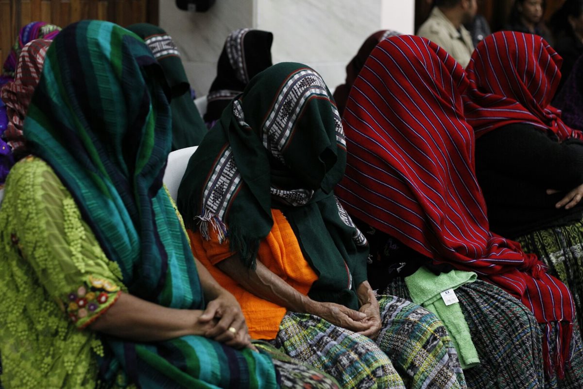 Las 11 mujeres esperan esta tarde la sentencia del Tribunal. (Foto Prensa Libre: Paulo Raquec)