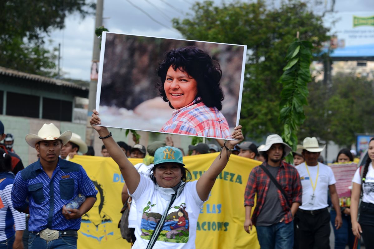 Activistas protestan por exigir justicia en el caso del asesinato de Berta Cáceres. (AFP).