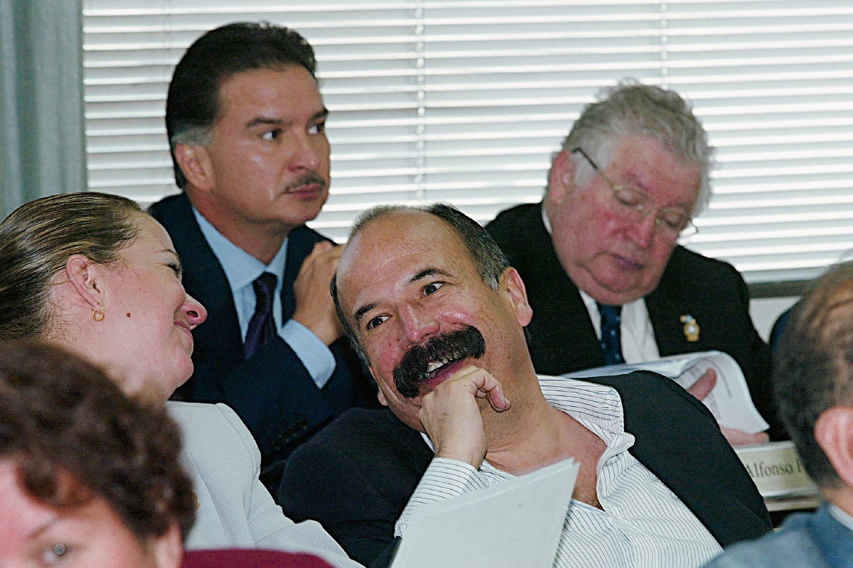 Francisco Palomo en 2004 durante una sesión en el Parlacen, al fondo aparecen Alfonso Portillo y Juan Francisco Reyes. (Foto Prensa Libre: Hemeroteca)