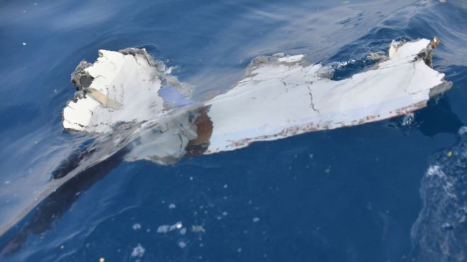 El avión cayó sobre el mar a los pocos minutos de despegar. Estos son restos de la nave encontrados en el agua. ADEK BERRY/GETTY IMAGES