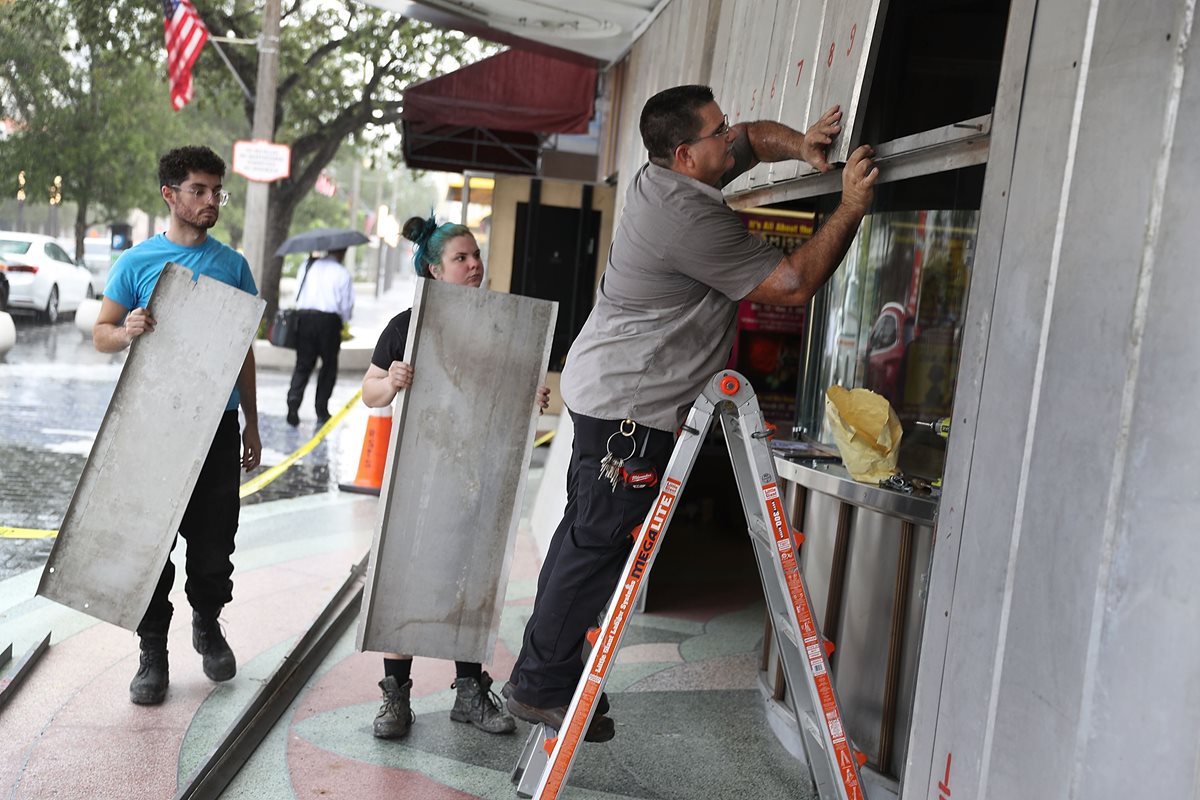 Ciudadanos de Miami protegen sus viviendas ante la llegada del huracán Irma.(AFP).