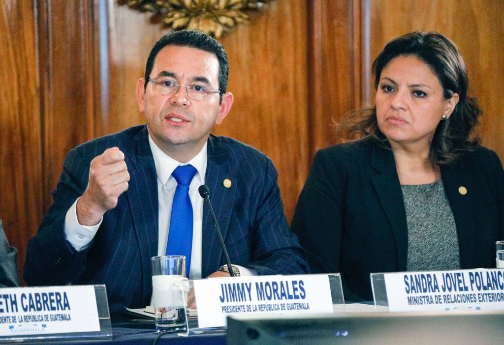 Presidente Jimmy Morales y canciller Sandra Joven durante la reunión del martes con embajadores. (Foto Prensa Libre: Presidencia)
