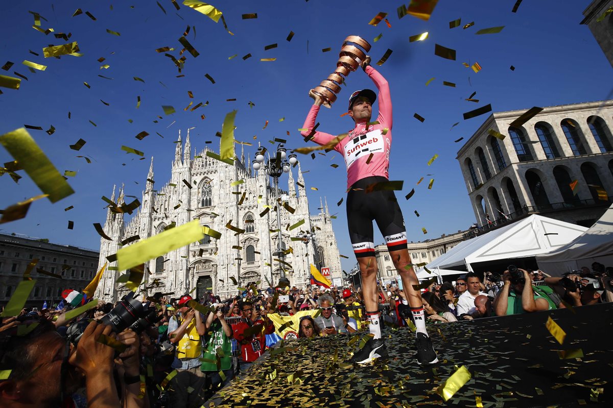 Tom Dumoulin festejó así su victoria en Italia. (Foto Prensa Libre: AFP)