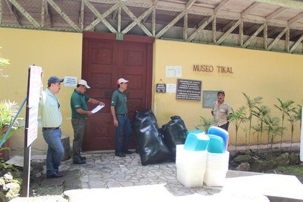 Recipientes que se  usarán para el traslado. (Foto Prensa Libre: Rigoberto Escobar)
