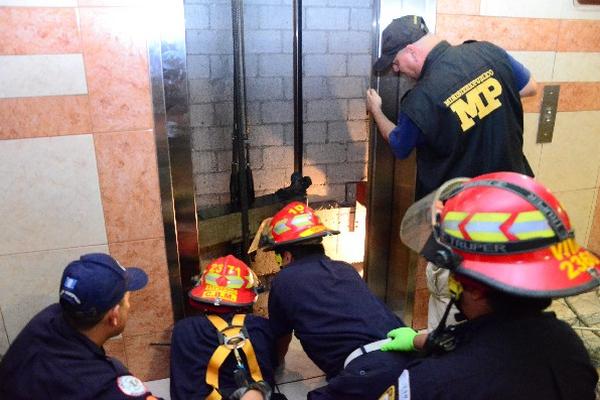 Bomberos observan el ascensor donde murió Álex Wilfredo Santos González,  en el edificio Aristos, zona 9.