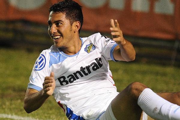 Diego Estrada se encargó de marcar el tercer gol de Comunicaciones, para acercarse al título del Apertura 2012. (Foto Prensa Libre: César Pérez)