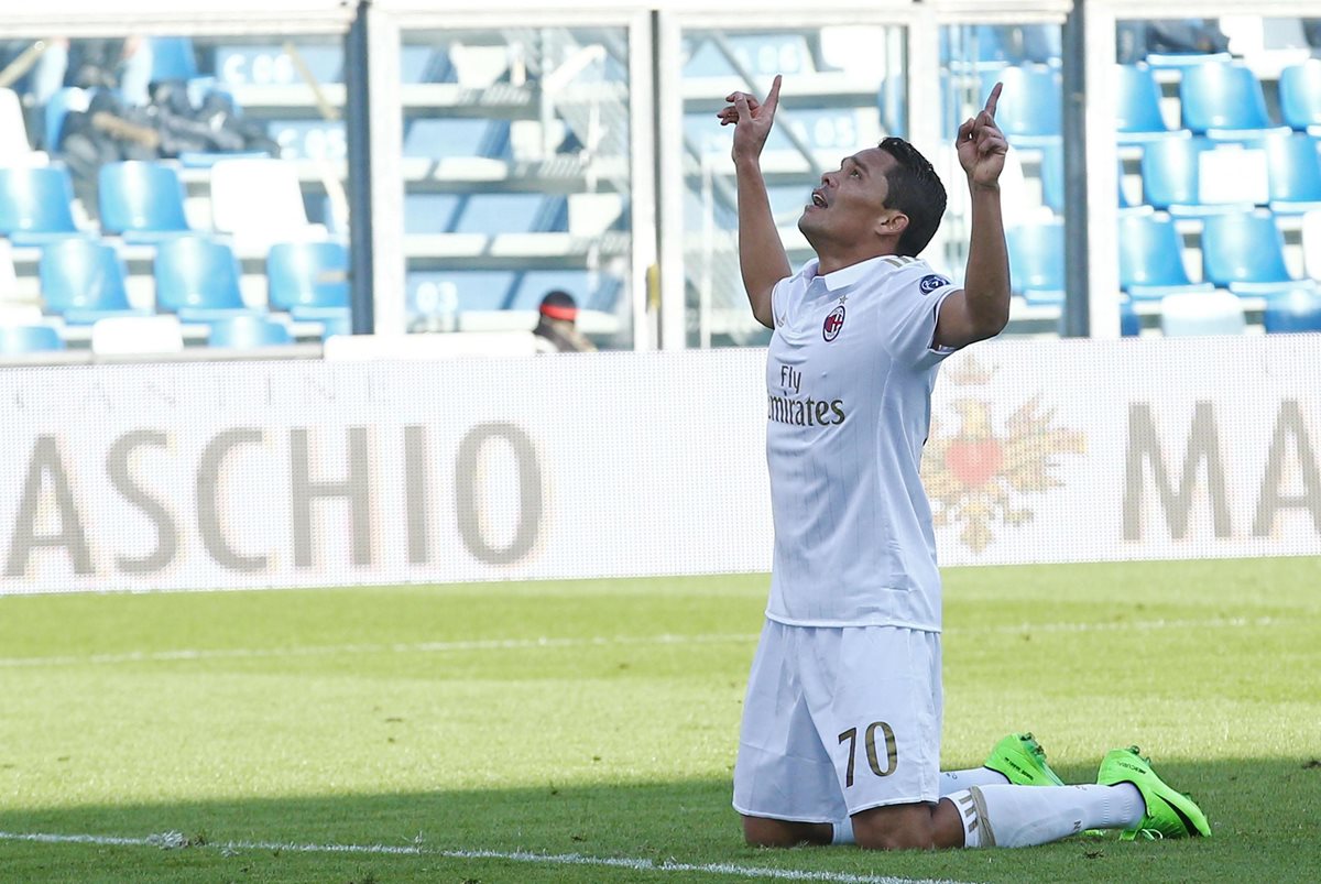 Así festejó Bacca después de marcar el gol del triunfo para el Milan. (Foto Prensa Libre: EFE)