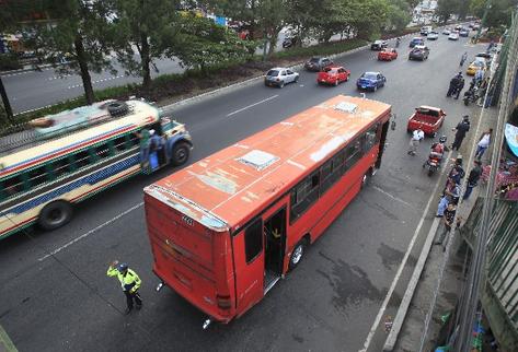 Bus atacado en la clazada Roosevelt (Foto Prensa Libre: E. Ávila)