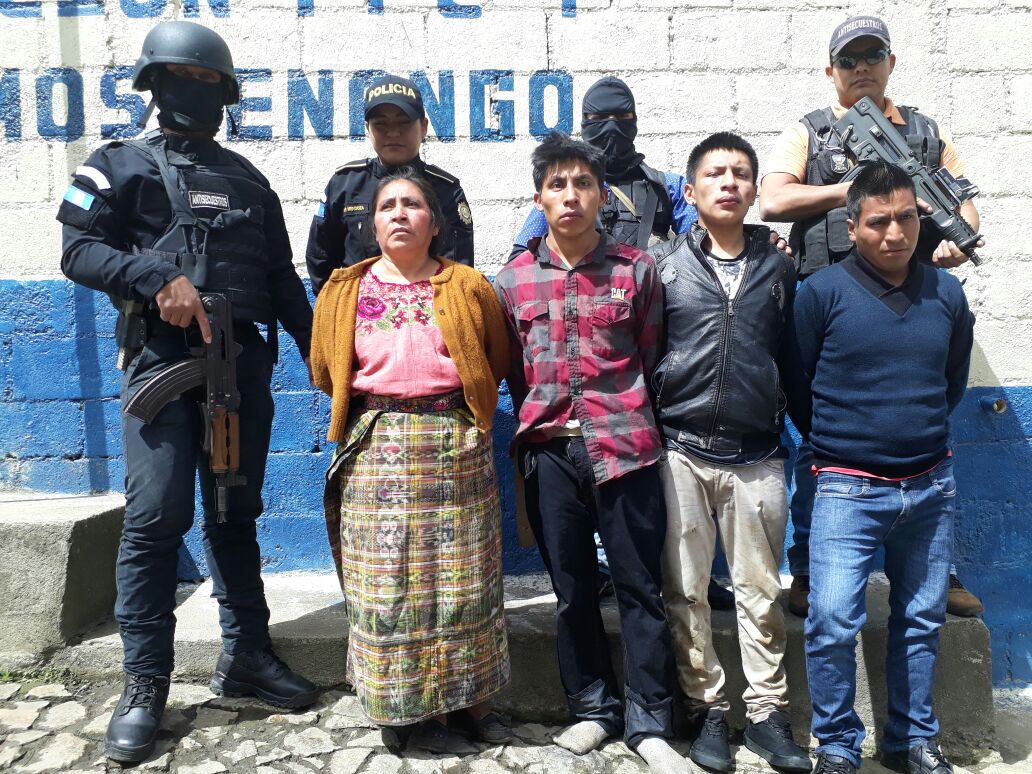 Cuatro adultos y un menor planificaban un doble secuestro, por lo que fueron capturados en Totonicapán. (Foto Prensa Libre: PNC)
