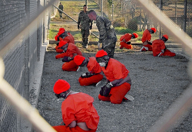 Detenidos en una de las celdas en Guantánamo, Cuba en 2012. (Foto Prensa Libre: AP)
