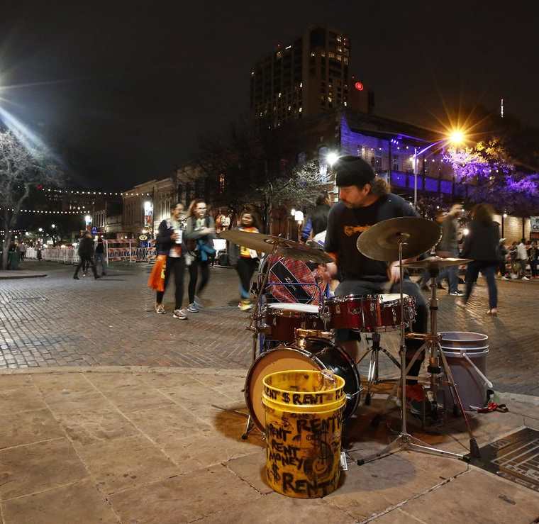 Un musico toca la batería en el primer día del festival  South by Southwest en Austin, Texas. (EFE).