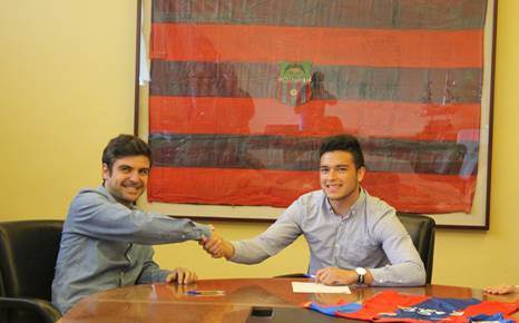 Daniel Guay (derecha) sonrie luego de firmar con el Levante UD. (Foto Prensa Libre: cortesía TGNS)