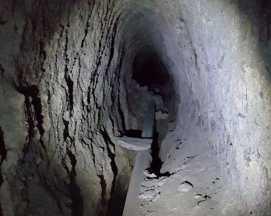En la imagen se ve la profundidad de la cueva que fue encontrada bajo el asfalto. (Foto Prensa Libre: Neto Bran)