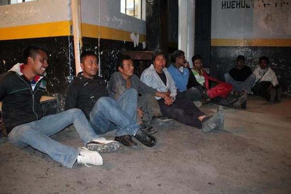 Diez personas quedaron detenidas en la PNC de Malacatancito. (Foto Prensa Libre: Mike Castillo)<br _mce_bogus="1"/>
