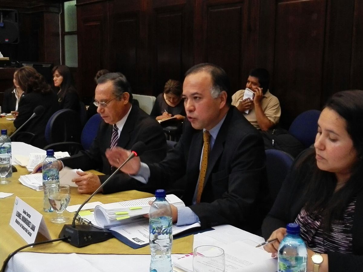 Leonel Rodríguez intenta explicar la compra de maquinaria pesada en el ministerio de Desarrollo Social. (Foto Prensa Libre: Edwin Bercián)
