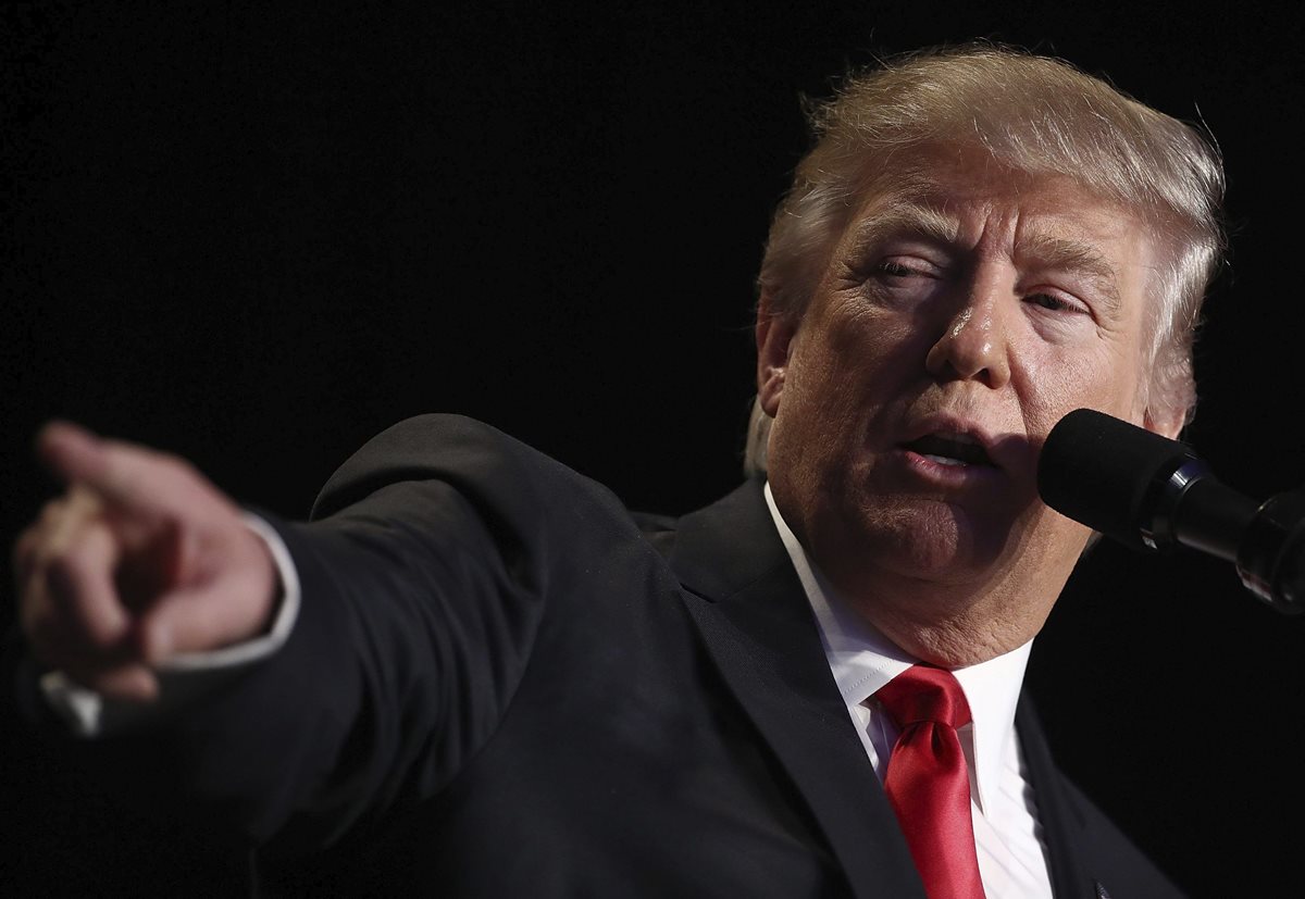 Trump advierte a Irán de que “está jugando con fuego”, en referencia al lanzamiento de misiles.(Foto Prensa Libre: EFE).