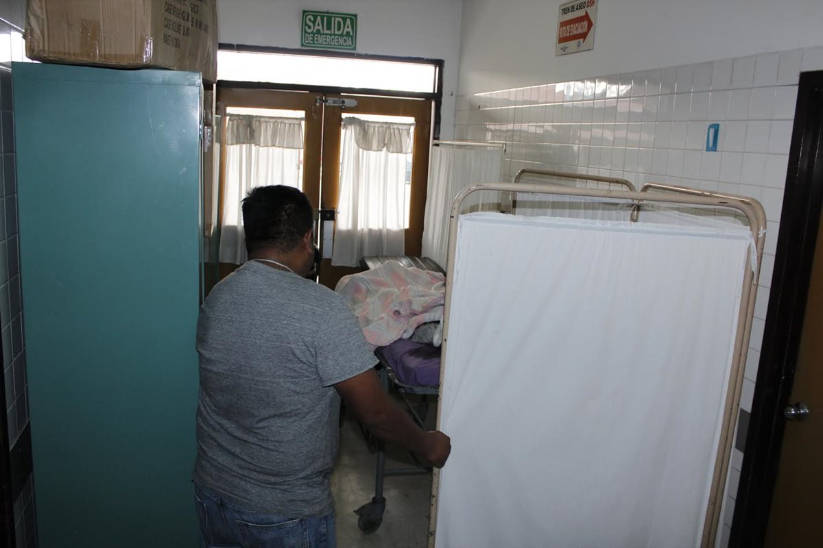 El niño Marvin Grirón era trasladado al Hospital Nacional de Chimaltenango, donde murió a su ingreso. (Foto Prensa Libre: Víctor Chamalé)
