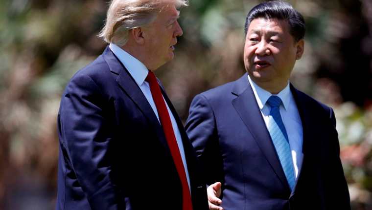 Los presidentes de EE.UU., Donald Trump, y de China, Xi Jinping, en la residencia Mar-a-Lago de Palm Beach. (Foto Prensa Libre: AFP)