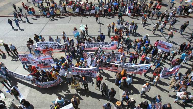 Familiares de migrantes y pequeños transportistas de encomiendas protestan frente al Palacio Nacional de la Cultura. (Foto Prensa Libre: Esbin García)