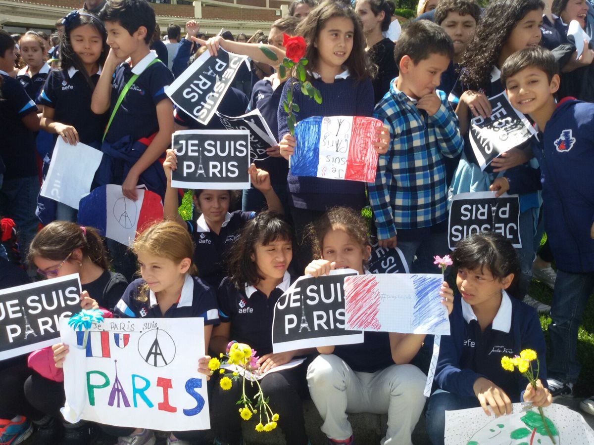 Alumnos del colegio Julio Verne participan en el homenaje a las víctimas de los atentados en Francia. (Foto Prensa Libre: Álvaro Interiano)