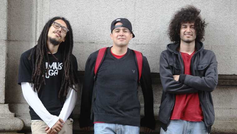 Johan Regalado, Darvin Cabrera y César Roulet, integran el grupo guatemalteco que interpreta temas con estilo fusión progresivo. (Foto Prensa Libre: Keneth Cruz)