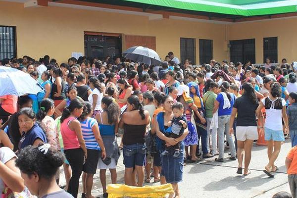 Decenas de mujeres  de Santa Lucía Cotzumalguapa, Escuintla, llegaron ayer a cobrar el Bono Seguro, pero no todas lo recibieron. (Foto Prensa Libre: Enrique Paredes)