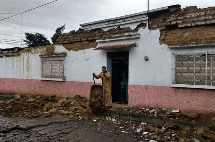 Sismo de magnitud 6.6 grados Richter dejó daños en varias viviendas de Quetzaltenango. (Foto Prensa Libre: Carlos Ventura)