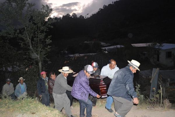 Familiares y vecinos de la víctima trasladan su cuerpo a la morgue del Inacif, en Santa Cruz del Quiché. (Foto Prensa Libre: Óscar Figueroa).