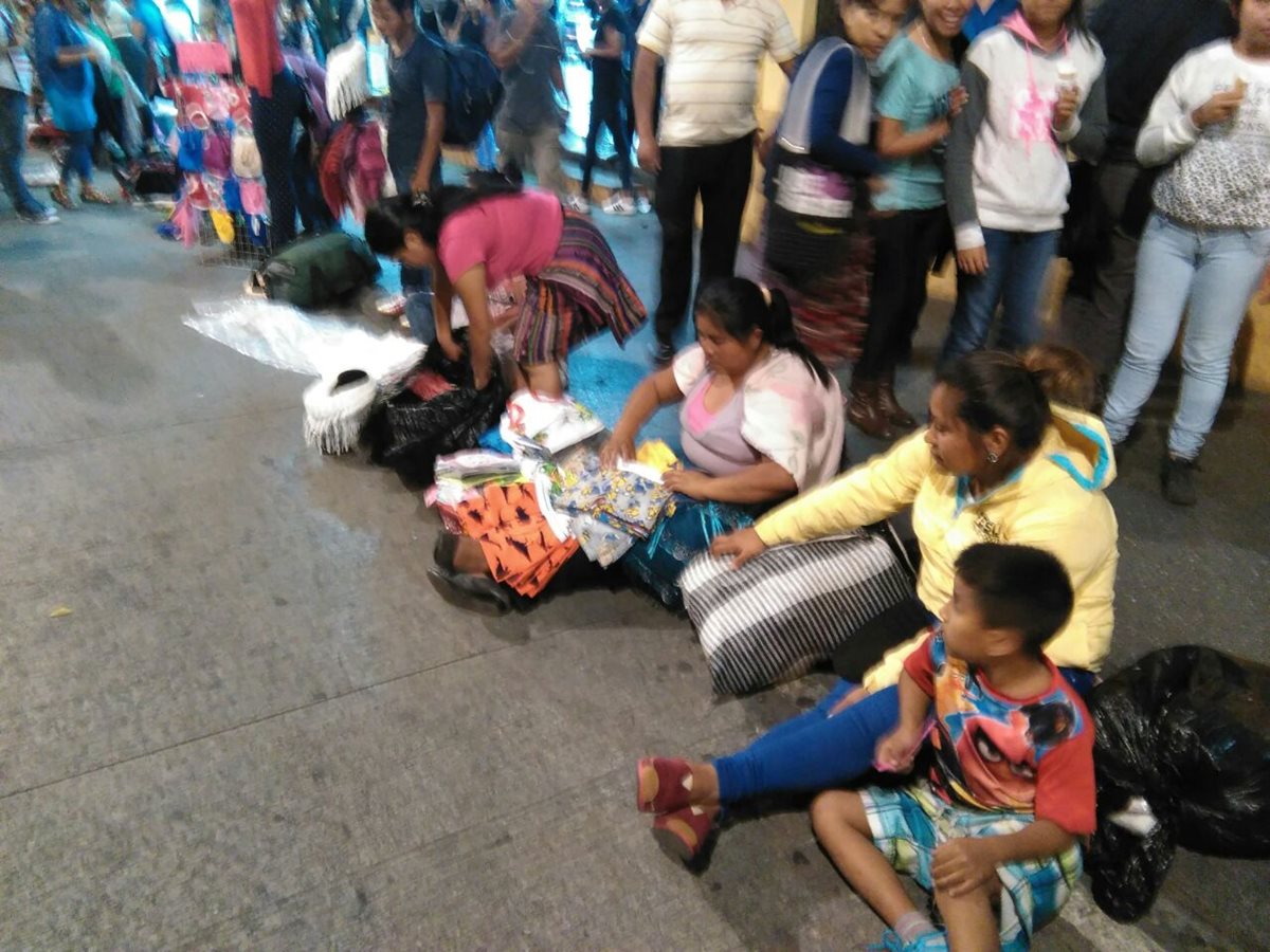 Vendedores se instalan en la acera de la 6a. avenida y 13 calle de la zona 1, pese a la prohibición municipal. (Foto Prensa Libre: Estuardo Paredes)