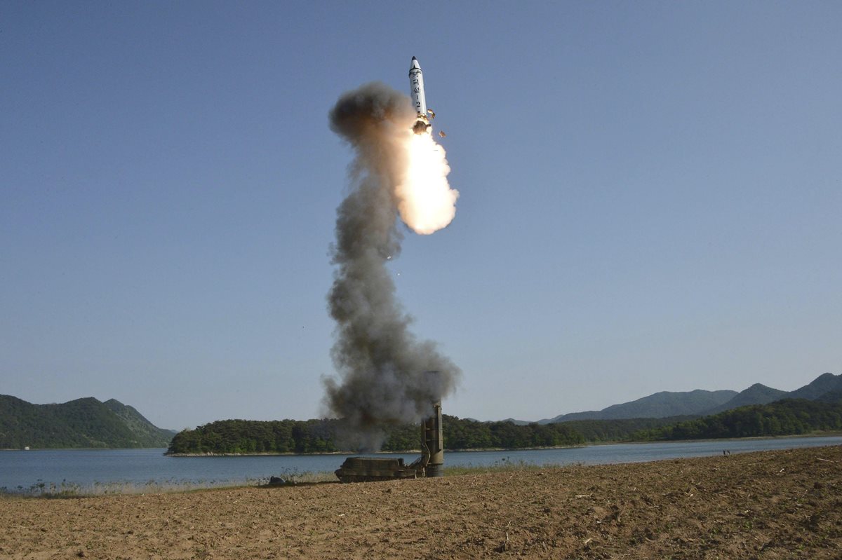 Imagen del reciente ensayo de un misil de Corea del Norte, según Seúl. (Foto Prensa Libre: EFE)