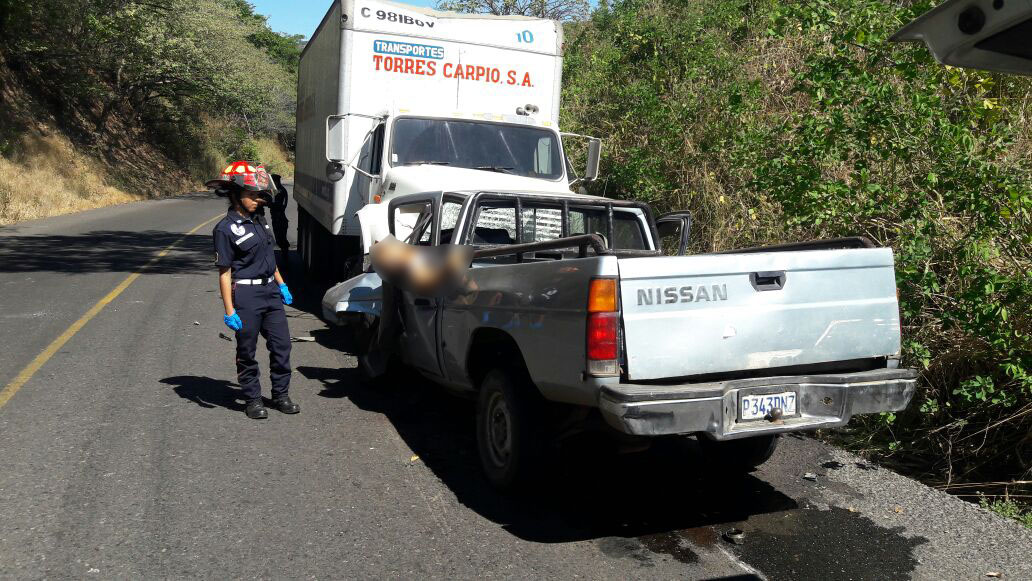 El picop fue colisionado por un camión que se cambió de carril, en Pasaco, Jutiapa. (Foto Prensa Libre: Hugo Oliva)
