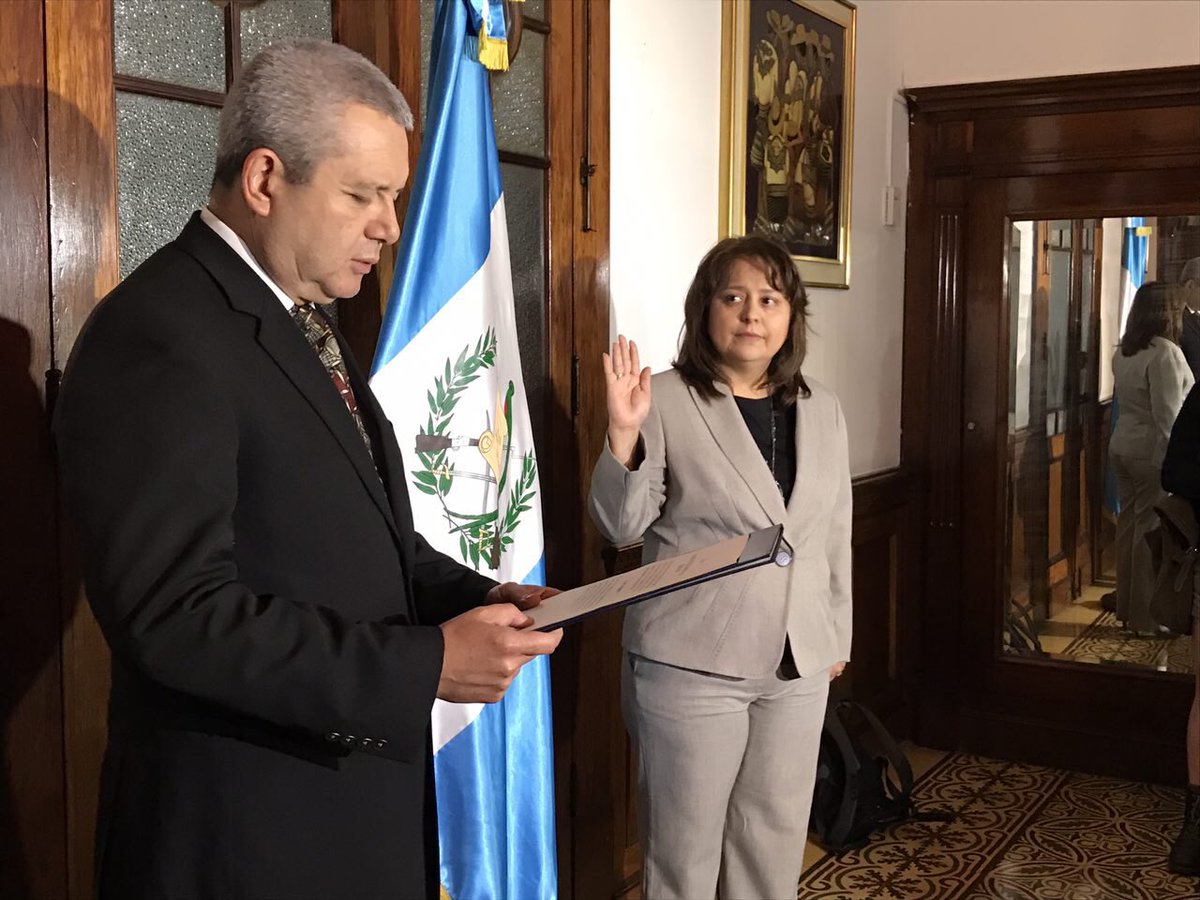 Cándida Estela Rabanales de Granados es juramentada secretaria de bienestar social. (Foto Prensa Libre: Gobierno).