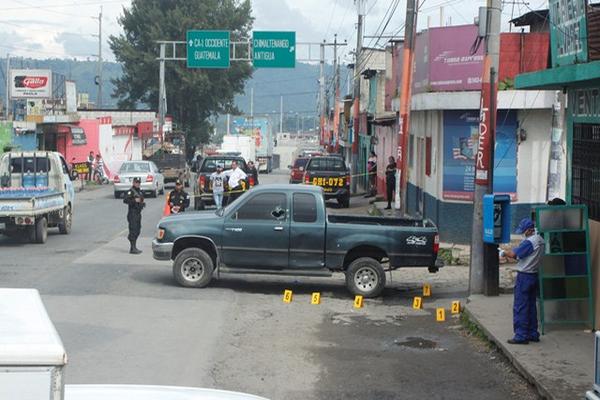 Las autoridades investigan el ataque  en contra de dos mujeres en Chimaltenango.  (Foto Prensa Libre: Víctor Chamalé).