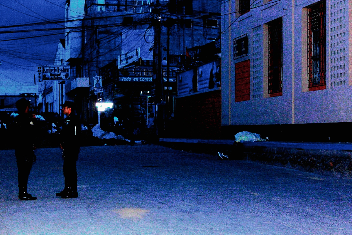 La Policía y el Ministerio Público acordonan el área donde sucedió el ataque armado en la zona 2, de la cabecera de Chimaltenango. (Foto Prensa Libre: Víctor Chamalé)