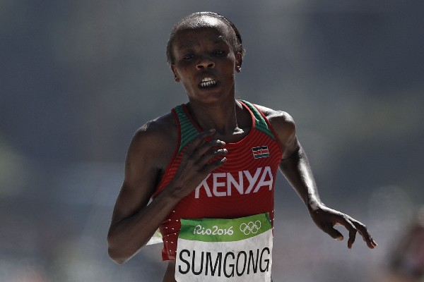 La campeona olímpica de maratón Jemima Sumgong dio positivo por EPO