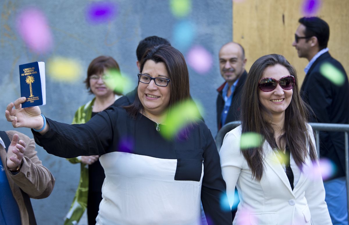 Roxana Ortiz (blanco) besa a su pareja Virginia Gomez tras celebrar su matrimonio. (Foto Prensa Libre: AFP).