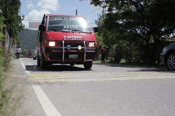 Vehículo se  aproxima a un obstáculo en la ruta entre Huehuetenango y La Mesilla. (Foto Prensa Libre: Mike Castillo)
