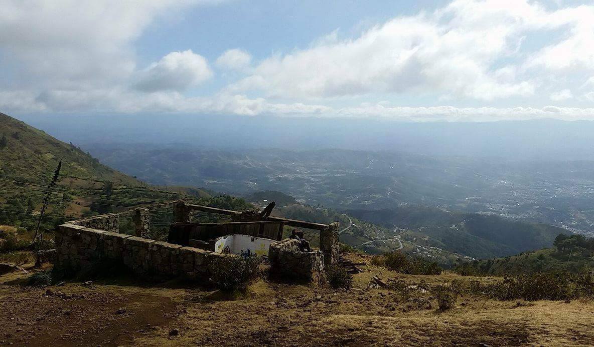 Restos de la cabaña que era ícono del mirador Juan Diéguez Olaverri en Los Cuchumatanes. (Foto Prensa Libre: Cortesía)