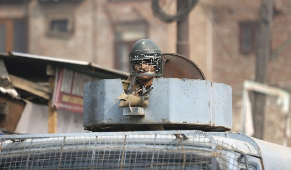 Un soldado paramilitar indio vigila la zona de Cachemira administrada por la India. (Foto prensa Libre:EFE).
